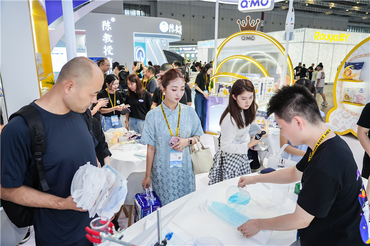 九游娱乐文化：第24届国际孕婴童展举行这一纸尿裤品牌获颁“中国航天事业合作伙伴”称号(图4)