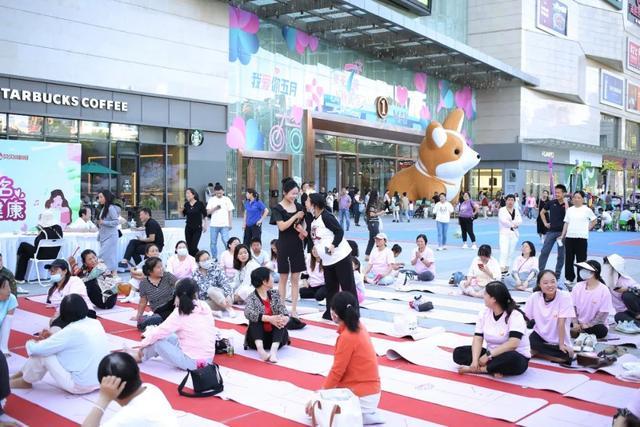九游娱乐：渭南市妇幼保健院举办母亲节瑜伽公益活动暖心关爱孕妈健康(图4)