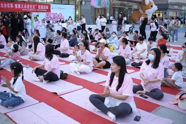 九游娱乐：渭南市妇幼保健院举办母亲节瑜伽公益活动暖心关爱孕妈健康(图6)