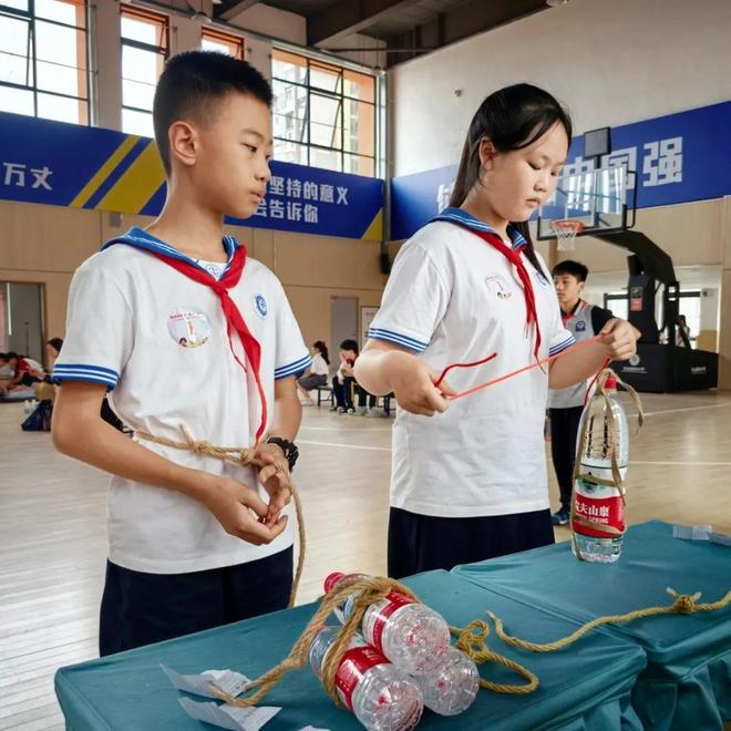 九游娱乐：小孩哥小孩姐展技能！缝纽扣、搭帐篷、做风筝样样都行(图4)