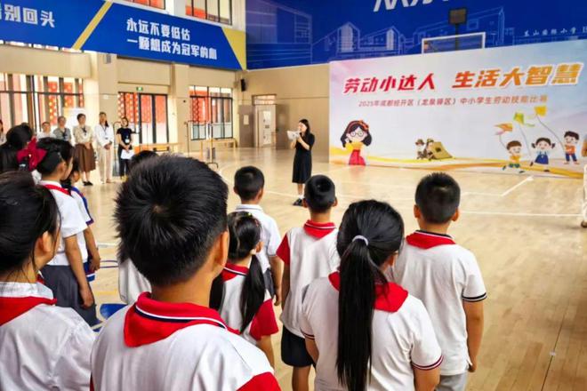 九游娱乐：小孩哥小孩姐展技能！缝纽扣、搭帐篷、做风筝样样都行(图1)