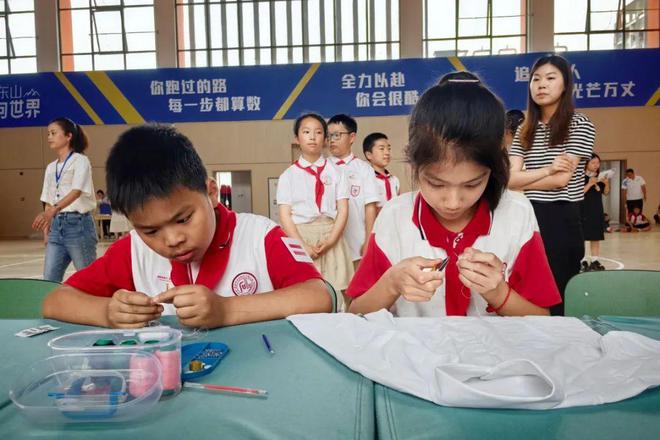 九游娱乐：小孩哥小孩姐展技能！缝纽扣、搭帐篷、做风筝样样都行(图3)