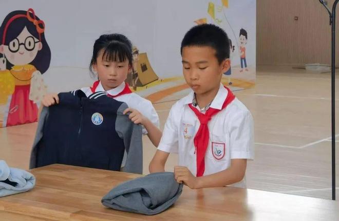 九游娱乐：小孩哥小孩姐展技能！缝纽扣、搭帐篷、做风筝样样都行(图2)