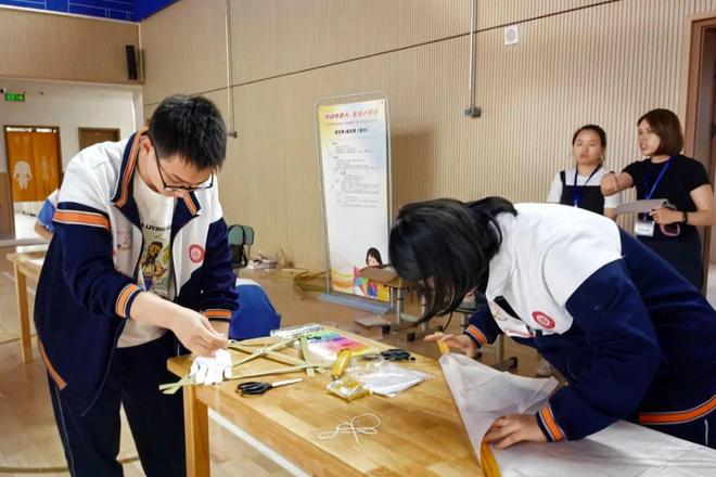 九游娱乐：小孩哥小孩姐展技能！缝纽扣、搭帐篷、做风筝样样都行(图6)