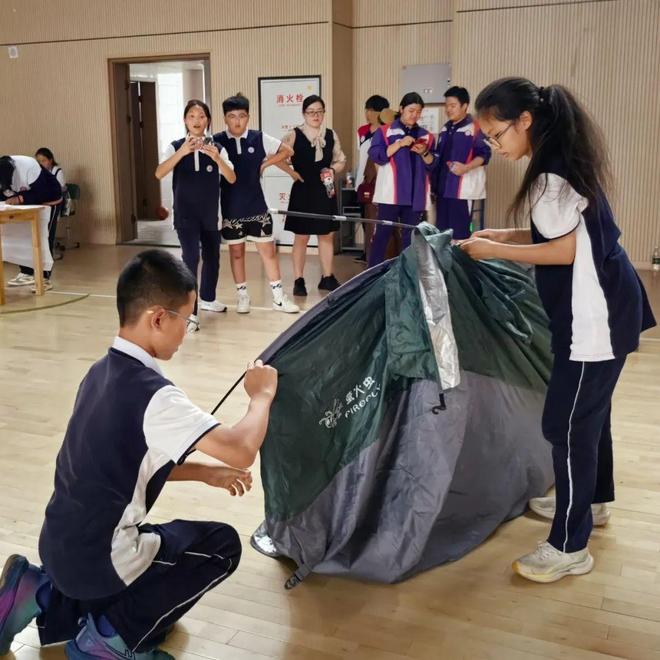 九游娱乐：小孩哥小孩姐展技能！缝纽扣、搭帐篷、做风筝样样都行(图5)