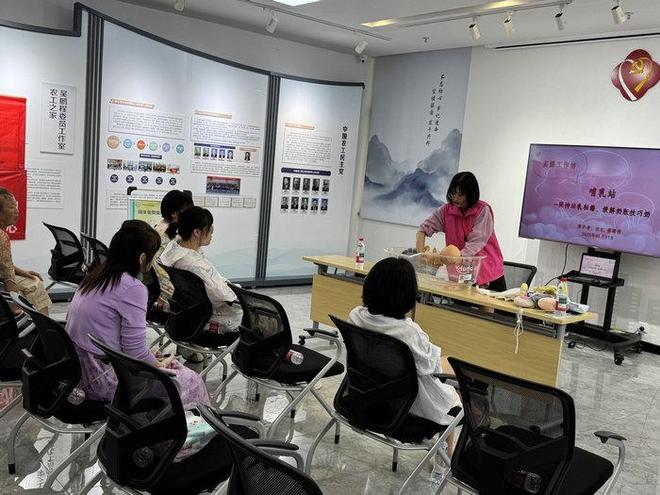 九游娱乐：南大苏州医院走进通安开展母乳喂养周活动为母婴健康护航(图1)