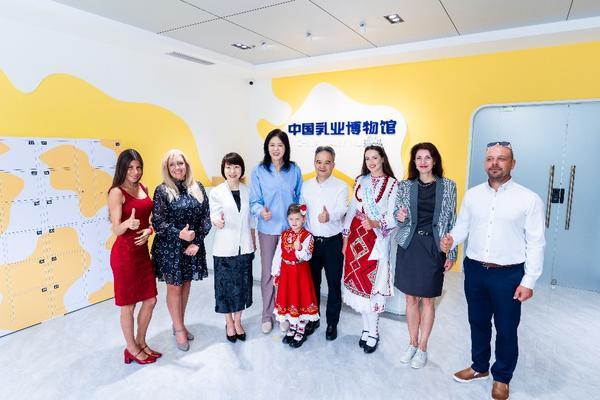 “光明健康生活节”启幕光明乳业携鲜活大使郎平共绘健康生活新图景(图3)