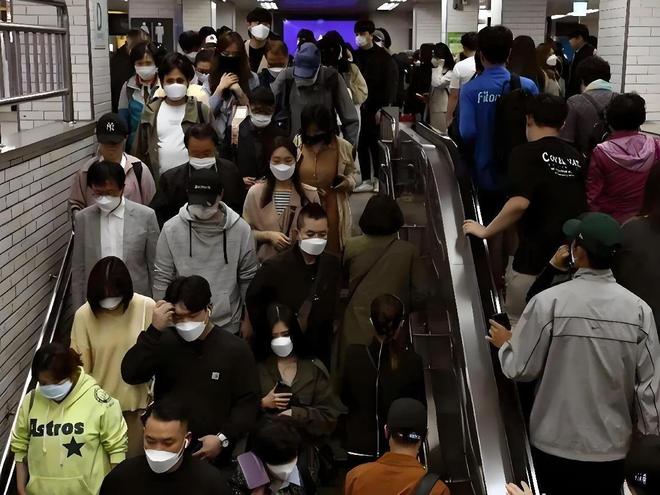 九游娱乐：这个国家生一胎奖50万还是没人生！总统：再不生就灭绝了！(图10)