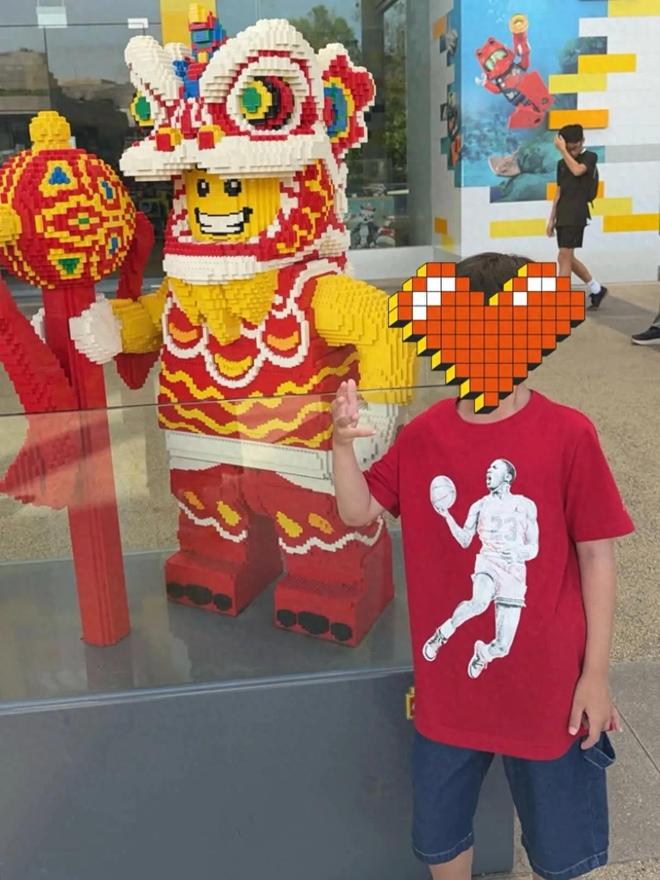 九游娱乐:张柏芝带小儿子出游母子同框画面温馨欢乐7岁小王子帅气可爱(图1)