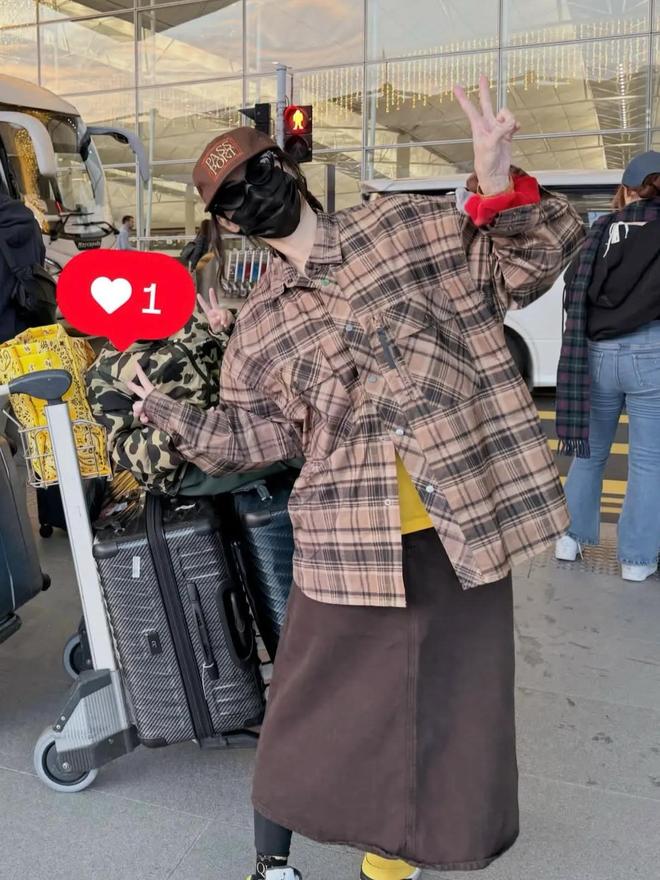 九游娱乐:张柏芝带小儿子出游母子同框画面温馨欢乐7岁小王子帅气可爱(图4)