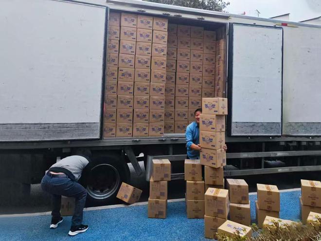 九游娱乐文化：爱心物资跨越千里抵墨江泰迪熊基金会爱心物资抵达云南墨江(图4)