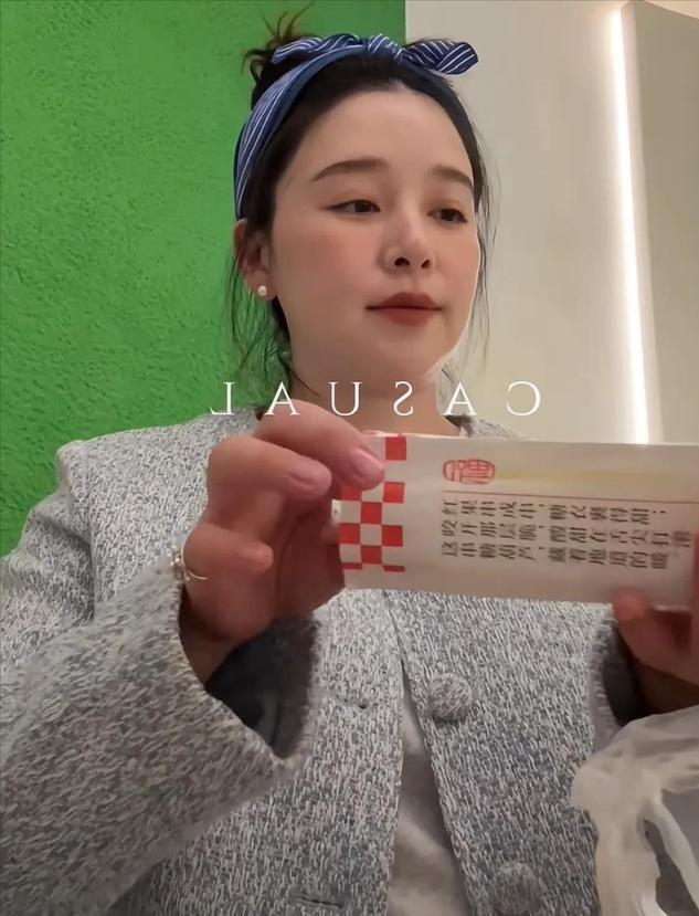 阚清子产后近照曝光37岁生完孩子后状态引热议为生孩子拼命(图1)