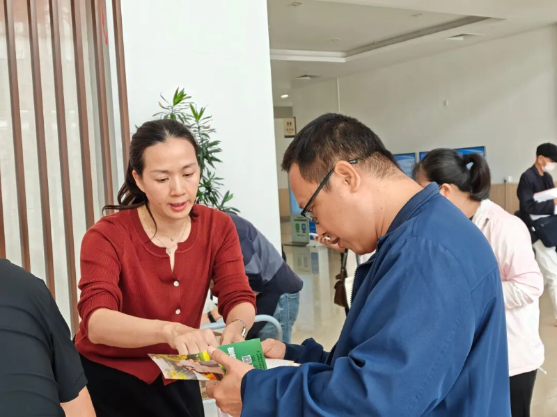 聚焦三孩政策守护母婴健康！这场宣传义诊活动收获群众点赞(图2)