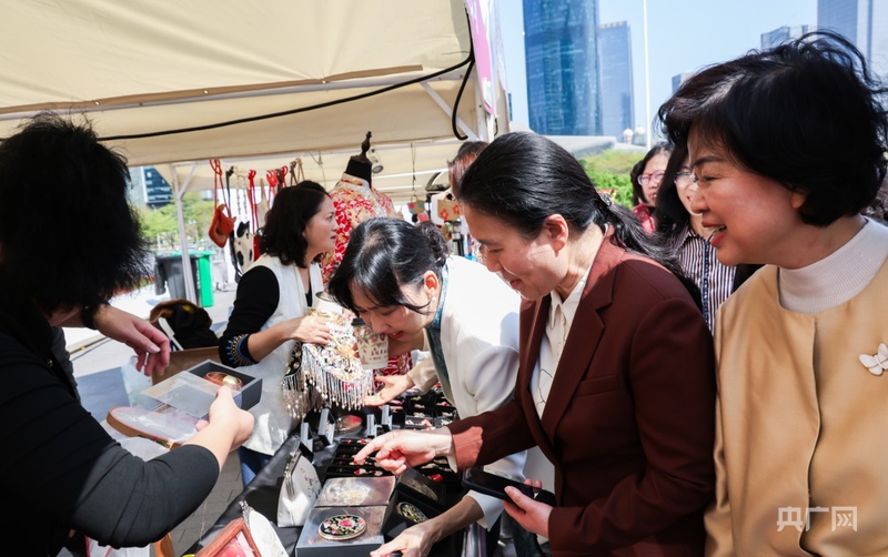九游娱乐：广州“她经济”消费周启幕125个展位集中亮相(图2)