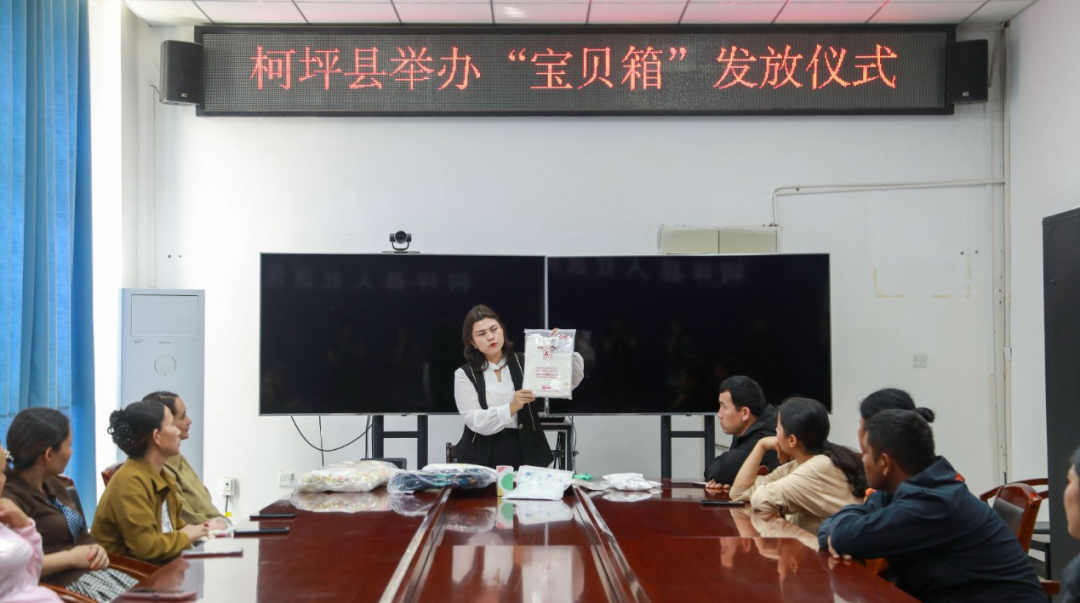 九游娱乐文化：柯坪县：“宝贝箱”送关爱母婴暖心享温情(图1)